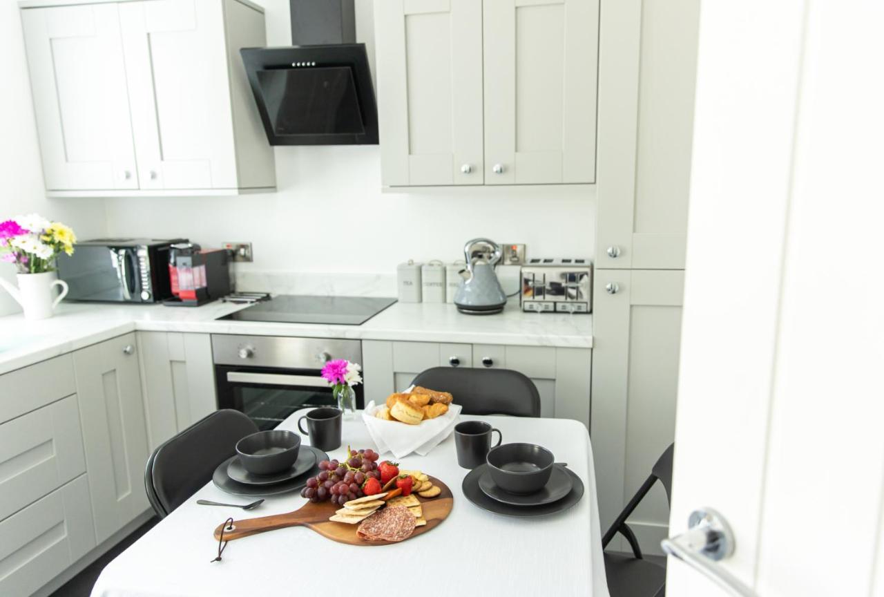 Entire Family Home , Large Rear Garden And Free Parking เบลฟาสต์ ภายนอก รูปภาพ